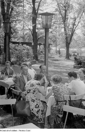 Gäste in der "Heideschänke" in der Gartenbau-Ausstellung in Markkleeberg