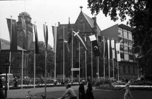 Freiburg: Universität im Flaggenschmuck mit Universitätsbibliothek