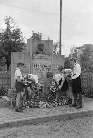 Denkmal von Handrij Zejler in Lohsa : Pomnik Handrija Zejlerja na nawsy we Łazu : Lohsa / Łaz