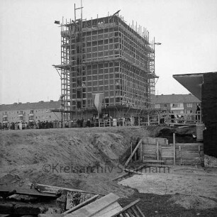 Marktplatz: Richtfest des Rathausgebäude: davor Gäste, im Hintergrund Wohngebäude des Stonsdorfer Weges: Blick Richtung Osten