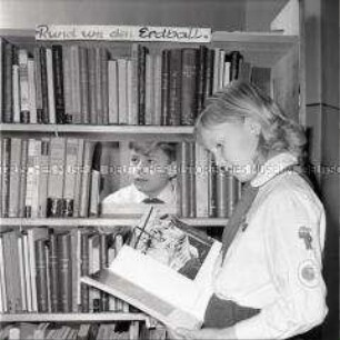 Junge Pioniere der 12. POS Berlin-Wilhelmshagen in der Schulbibliothek