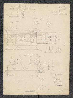 Palazzo Dati zu Cremona, Basis der Pilaster (1. OG), Basen (Sockelgeschoss), Tafel über Fenstergiebel, Fenstergiebel (Ausschnitt)