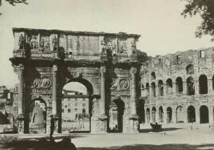 Rom. Konstantinsbogen (312/315). Rechts das Kolosseum