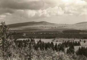Gottesgab (heute Boží Dar / Tschechien). Stadtansicht vom Spitzberg mit Fichtelberg (1214 m) von Südwesten