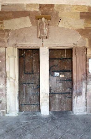 Westportal des Dompeter mit der Figur des Heiligen Petrus
