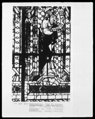 Fenster N V, Felder: 8 Heilige in Figurentabernakeln. Obere Reihe: Der Prophet Zacharias