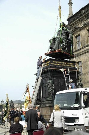 Denkmal für König Friedrich August I., den Gerechten : Dresden-Altstadt, Schloßplatz. Errichtung und feierliche Einweihung des Denkmals für König Friedrich August I., den Gerechten (1827-1843; E. Rietschel, Kunstgießerei Lauchhammer)