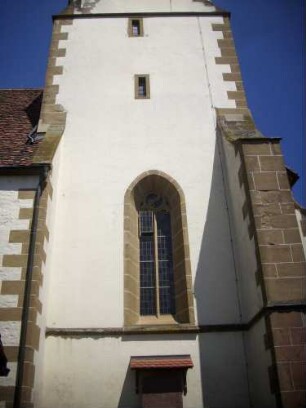 Kirchturm von Süden (Chorturm mit Turmchor) mit Maßwerkfenster im Turmchor sowie Schlitzfenstern in den Mittelgeschossen-07082010Asa