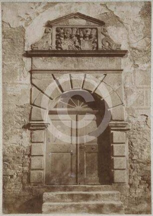 Portal am alten evangelischen Schulhaus in Strehlen