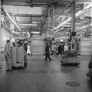 British American Tobacco Company GmbH B.A.T.: Beimoorweg: Zigarettenfabrik: Tag der offenen Tür: Innenaufnahme: Blick in die Produktionshalle