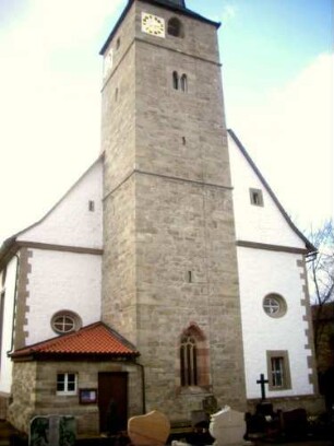 Kirche von Osten über Kirchturm (romanische Gründung als Choturm mit Turmchor - im Geschoß unter Glockenstube Biforien) und Langhaus (Jahr 1638 neu erbaut