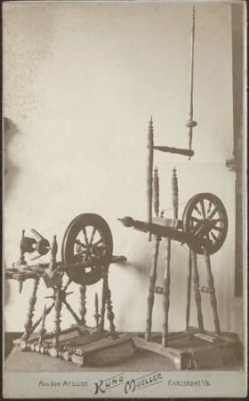 Zwei Spinnräder.