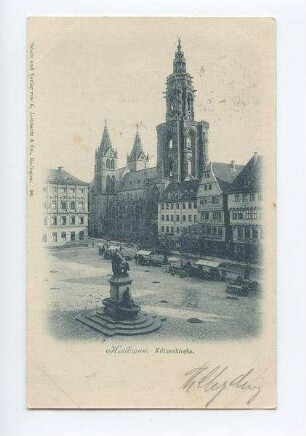 Außenansicht der Kilianskirche von Nordwesten und den Häusern Kaiserstraße 32 und 34, Marktplatz mit Robert-Mayer-Denkmal und Marktständen