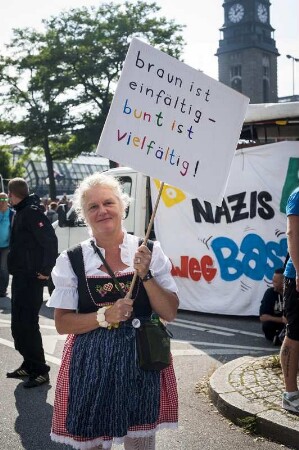 linke Demonstranten protestieren am Hamburger Hauptbahnhof gegen eine Neonazi-Demo, die kurz zuvor gerichtlich verboten wurde