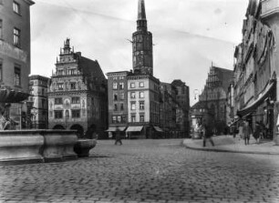 Innenstadt von Nysa : Ansicht der Innenstadt von Nysa (Neiße) vom Ring aus. Links im Hintergrund das verzierte Kämmereigebäude, in der Mitte der Ratsturm und rechts die Basilika St. Jakobus und Agnes mit dem unvollendetem Glockenturm.