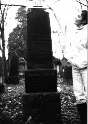 Grabstein 11 (Index: 99751699) Material: Granit Zustand: gut Maße HxBxT: 178x49x21 cm Beschreibung: Stele, getreppter Sockel, giebelartiger Abschluß Symbolik: eckige Voluten: Grabstein 11