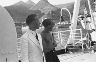 Reisefotos Mittelmeer. Der Bordfotograf Franz Grasser an Deck des Passagierschiffes "Milwaukee"