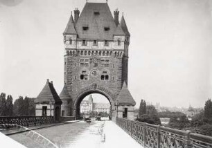 Worms, Ernst-Ludwig-Brücke : Worms. Ernst-Ludwig-Brücke (Straßenbrücke über den Rhein). Altstädter Brückenturm von Osten