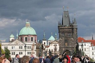 Prag - Turm an der Karlsbrücke : Blick über die Karlsbrücke zur Altstadtseite, aufgenommen 2004 in Prag
