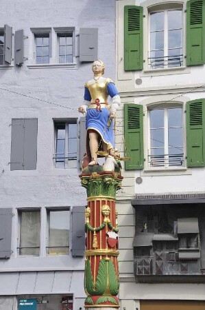 Lausanne - Justitia : Auf einer Brunnensäule am Marktplatz steht diese Justitiafigur. Aufgenommen in Lausanne am 18. Mai 2010