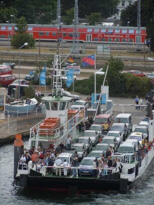 Warnemünde - Autofähre : Eine beladene Autofähre liegt am Ufer. Aufgenommen am 24. Juli 2010 in Rostock-Warnemünde