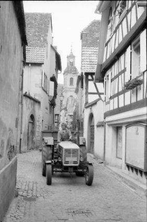 Reichenweier, Riquewihr: Gasse mit Kirche und Traktor