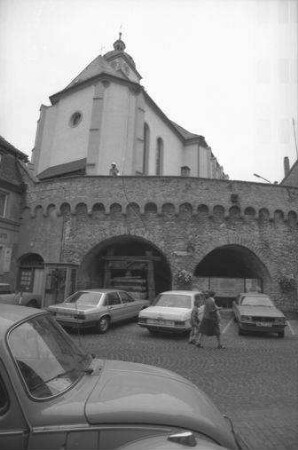 Dettelbach: alte Stadtmauer mit katholischer Pfarrkirche