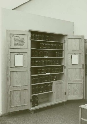 Beispiel einer kleinen, aber mustergültigen Dorfbücherei (geöffneter Bücherschrank) : Städtischer Ausstellungspalast, Ausstellung
