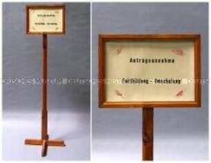 Schild mit Ständer "Antragsannahme" aus dem Arbeitsamt Berlin-Kreuzberg