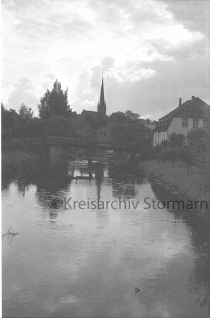 Peter-Paul-Kirche, davor Heiligen-Geist-Viertel und Trave