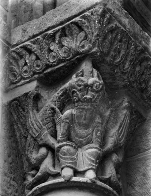 1. Kapitell links: hockende Figur