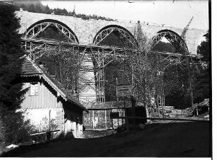 Fahrgerüst, Lehrgerüste und Arbeiten an der Fahrbahn oberhalb der fertig gestellten Bögen