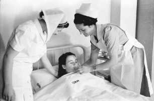 Bukarest: Institut für Fürsorgeschwestern, Schwestern mit Patienten