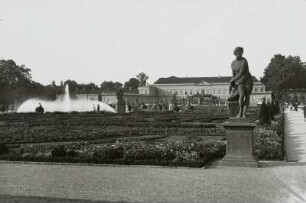 Hannover-Herrenhausen, Schloss : Hannover-Herrenhausen. Schloss. Ansicht von Südwesten über den Großen Garten