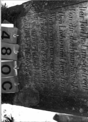 Grabstein 480 (Index: 99789244) Material: Sandstein Zustand: stark verwittert in Teilbereichen mit leichtem Textverlust Maße HxBxT: 118x61x18 cm: Grabstein 480C