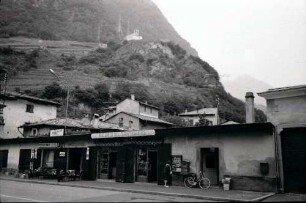 Tirano: Häuser an der Wallfahrtskirche und Kalvarienberg