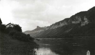 Sächsische Schweiz. Elbtal bei Schmilka-Hirschmühle. Blick vom linken Elbufer stromabwärts gegen Schrammsteinkette und Gute-Bier-Wände