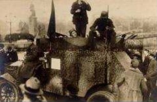 Revolutionäre(?) mit Panzerfahrzeug