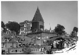 Varanasi (Benares), Indien. Pilgerstätte und Tempel am Ganges. Touristen besichtigen die Ghats vom Boot aus
