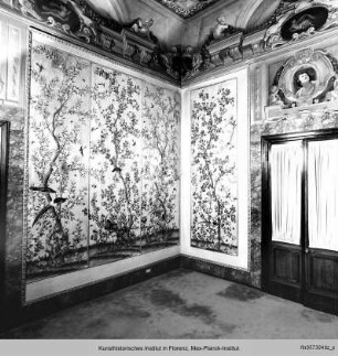 Textile Wandbespannung mit blühenden Sträuchern und Vögeln