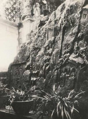 China. Höhlentempel Lao Djün Gung bei Tschungking (Chongqing) am mittleren Jangtse. Reich verzierte Felswände am Höhleneingang