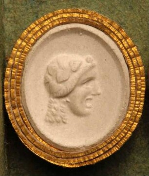Tragische Maske einer Bacchantin (Daktyliothek, Zweites Historisches Tausend)