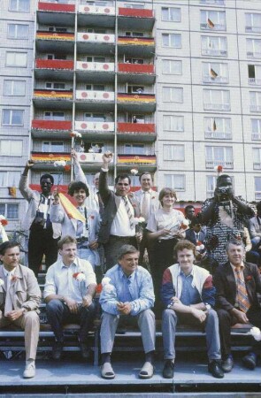 DDR. Berlin-Mitte, Karl-Marx-Allee. Erster Mai. Tribüne mit in- und ausländischen Gästen