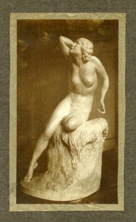 Sitzender Frauenakt (vielleicht Nymphe) : Sitzender Frauenakt (vielleicht Nymphe). Wohl Originalmodell (um 1910; C. Brose)