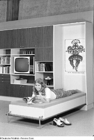 Werbefoto für eine in Bützow montierte Anbauwand mit integrierter Liege (1972)