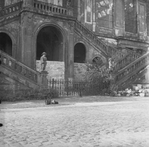 Dresden nach der Bombardierung vom 13./14. Februar 1945. Ruine des Johanneums