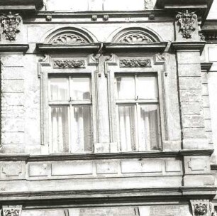 Cottbus, Karl-Liebknecht-Straße 108. Wohnhaus (um 1900), Risalitfenster (1. Obergeschoss)