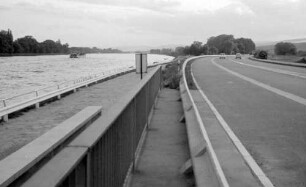 Erbach: Autostraße am Rhein, Straße und Fluss