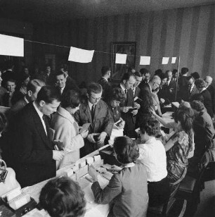 Dresden-Altstadt, Lingnerplatz 1 (Deutsches Hygiene-Museum). Serie "14. Orthopäden-Tagung der Deutschen Demokratischen Republik". Tagungsbüro im Foyer während starken Andranges zur Anmeldung