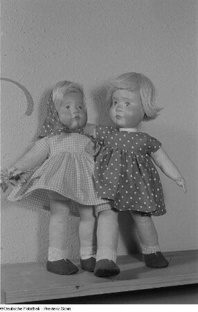 Zwei Puppen auf der Leipziger Herbstmesse 1954